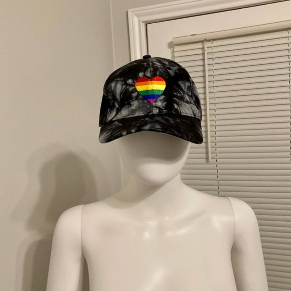 Sally Hansen LGBT rainbow heart hat - Picture 1 of 5